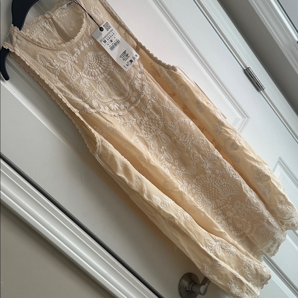$129 ZARA 2024 ZW COLLECTION CONTRAST EMBROIDERY DRESS MEDIUM BEIGE 6895/073 - Picture 6 of 9